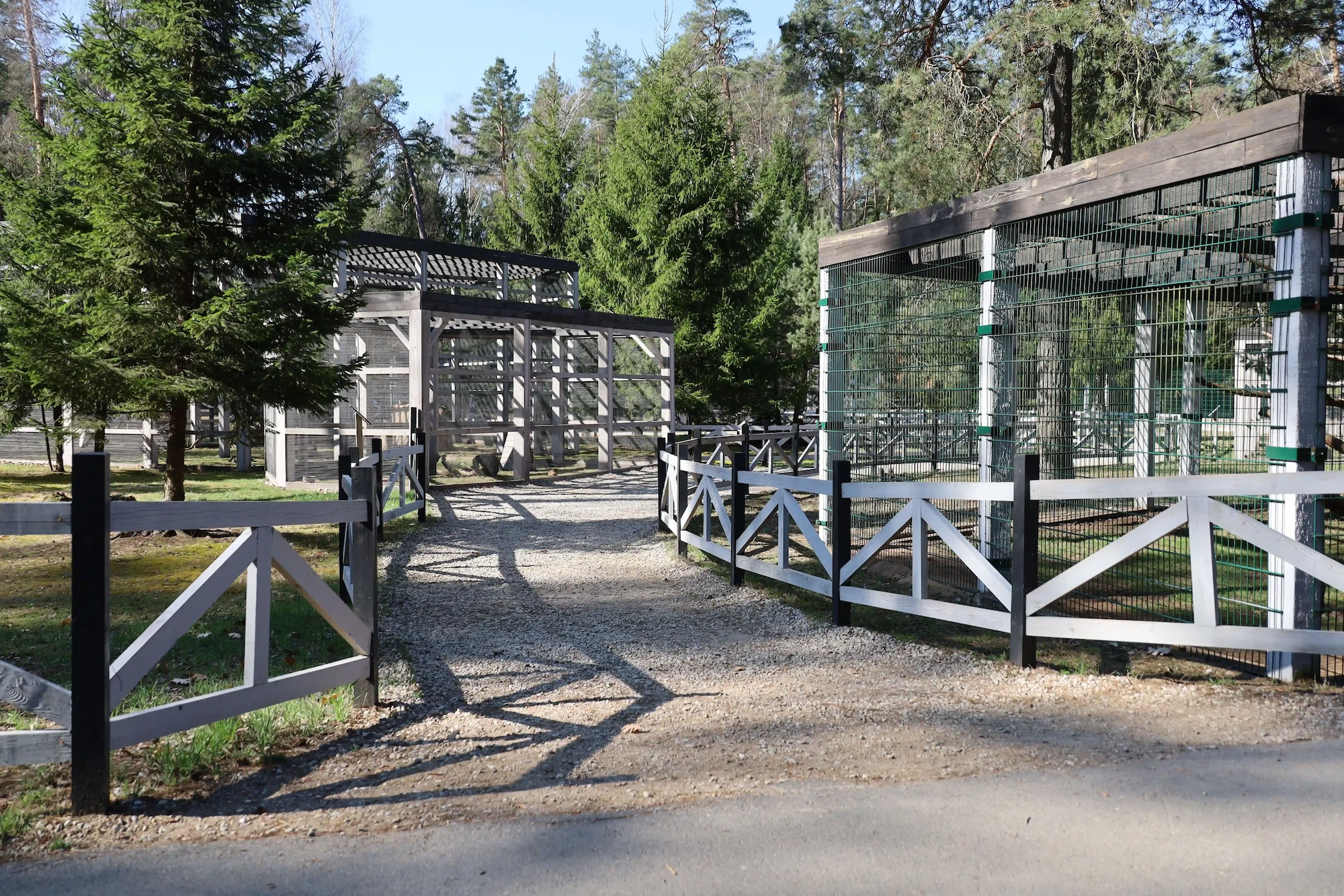 Информационные стенды и таблички у каждого вольера.