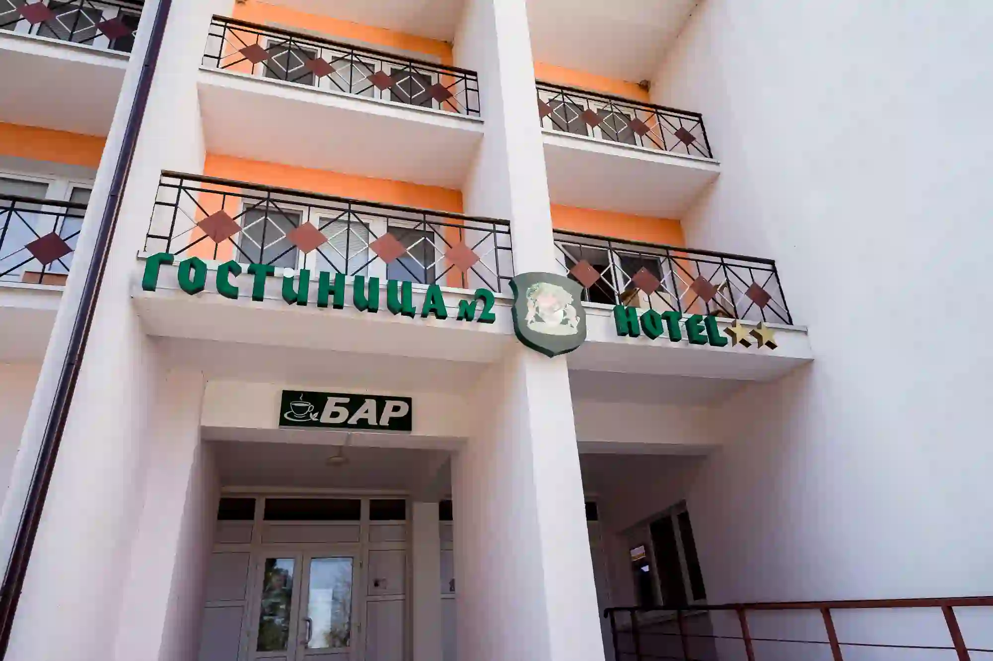 Небольшой уютный бар с основными напитками и закусками.