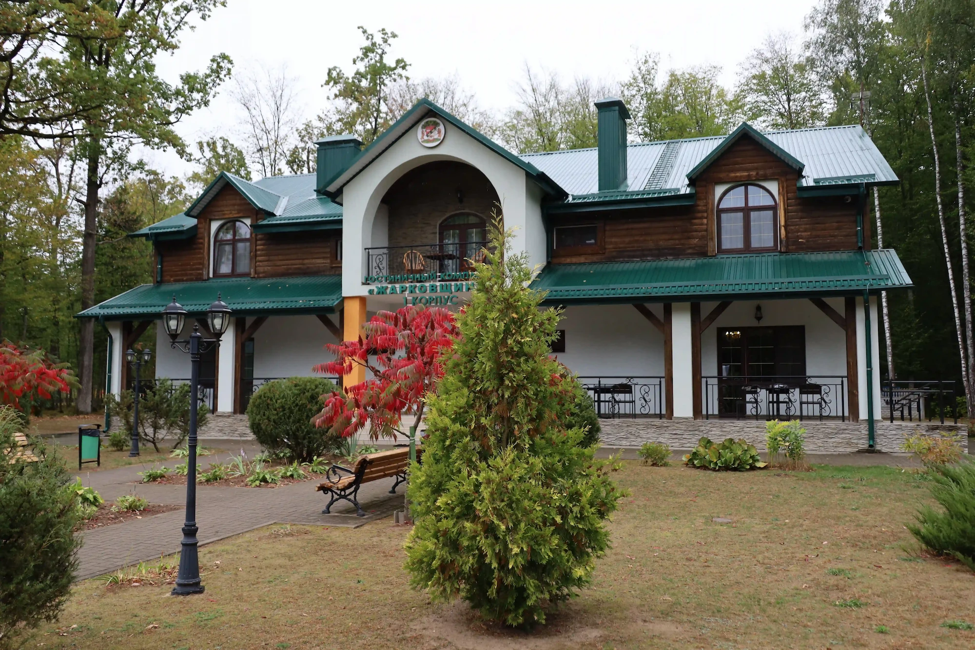 Главный вход в 1 корпус гостиничного комплекса «Жарковщина».