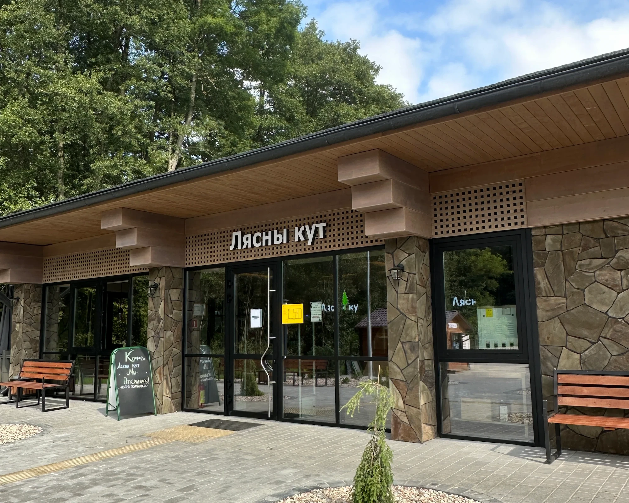 Кафе с большой парковкой для автобусов и автомобилей.