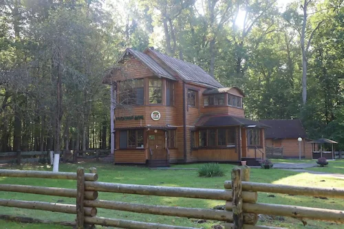 Hunter's Lodge «Pererov» with camping