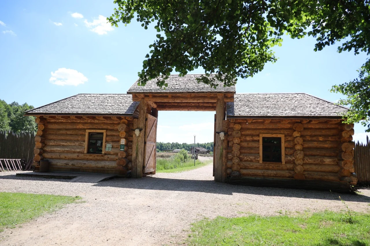 Подлинные археологические объекты, законсервированные и выставленные под открытым небом.