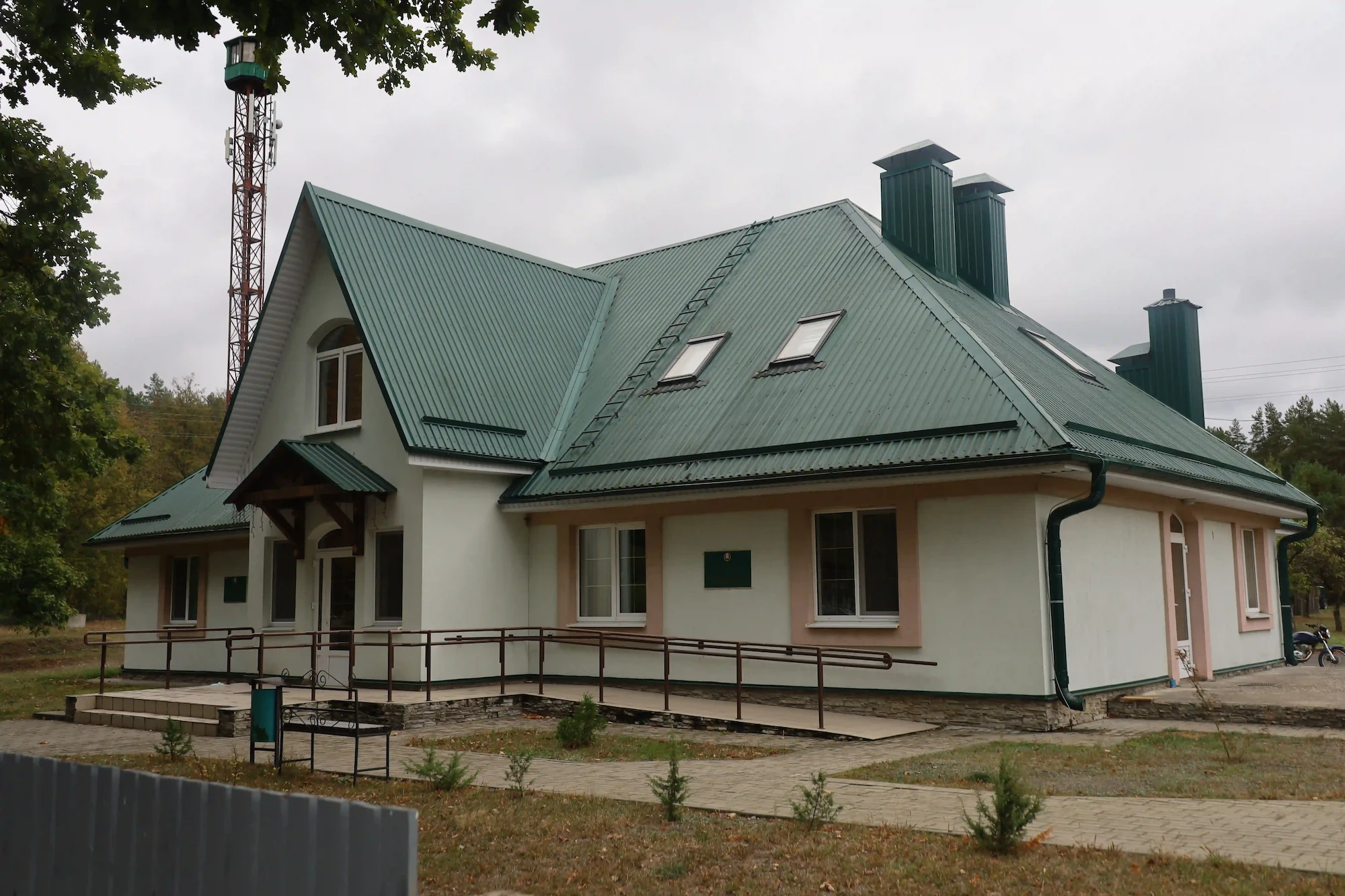 Здание эколого-просветительского центра «Войтов мост»: современная архитектура, интегрированная в природный ландшафт.