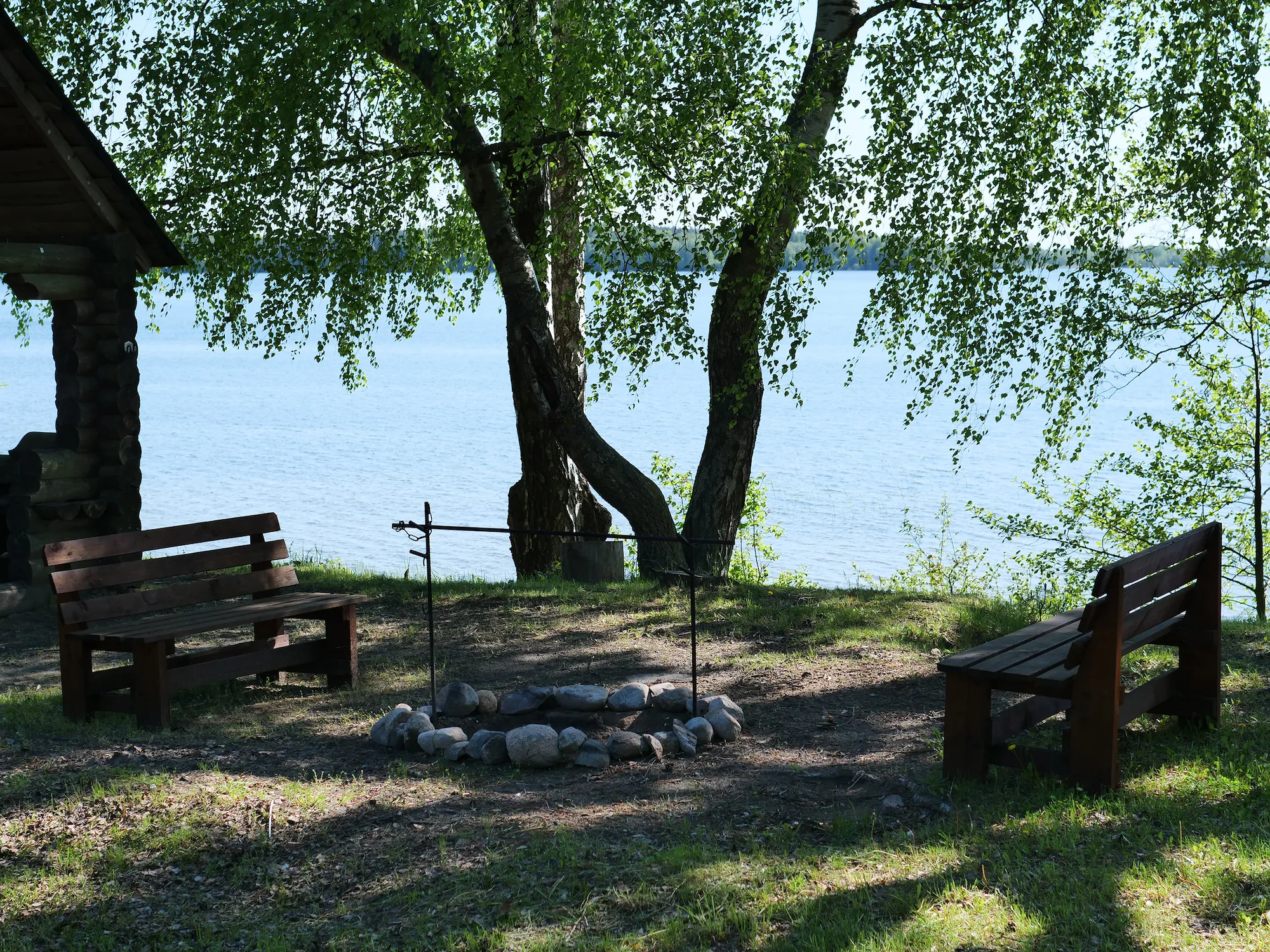 Продуманная площадка: стационарное костровище и стабильные лавки на стоянке