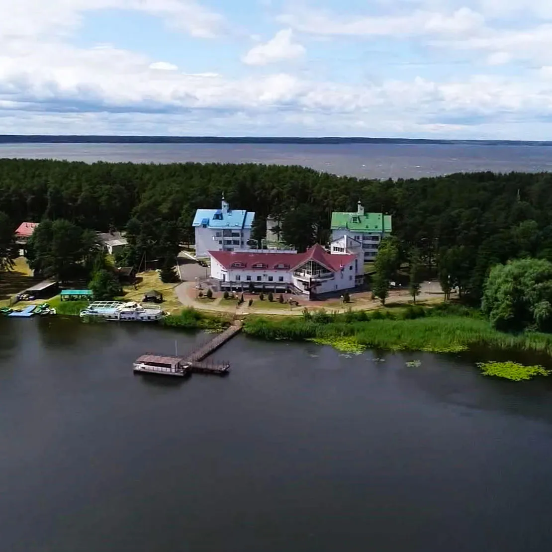 Для главной страницы (баннер): База отдыха «Дривяты» — лучший отдых на озере для семьи и друзей. Современные номера, ресторан, спа, пляж.