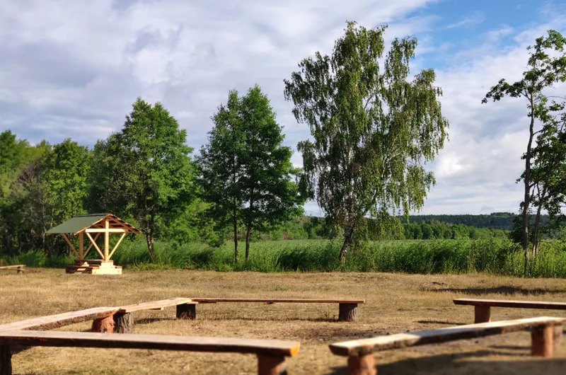 Стоянка «Молодёжная» у горной реки — идеально для сплавов и купания после похода.