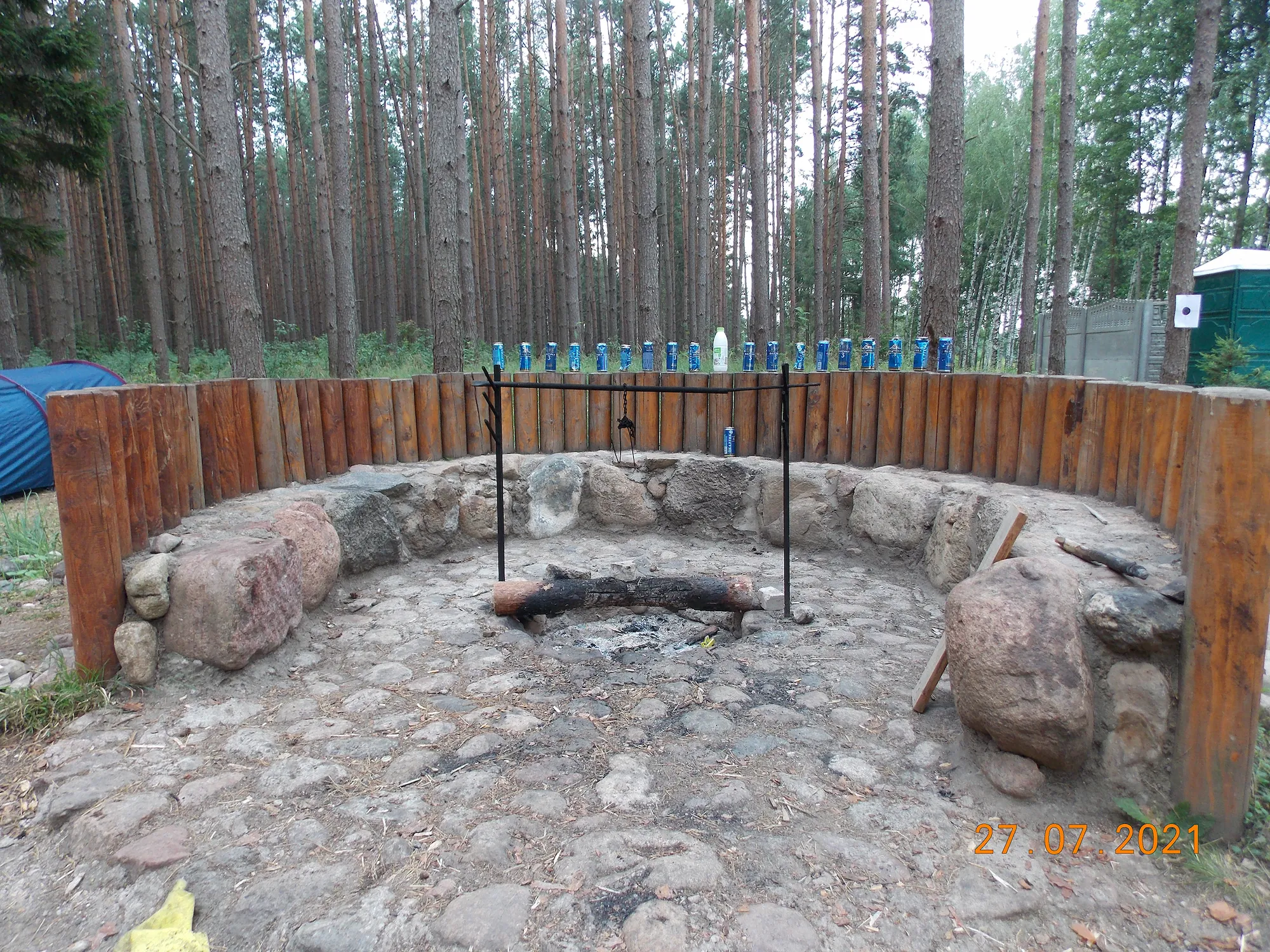 Душа Беларуси: посиделки на лавочках у костра после дня, проведённого в домике на природе у озера