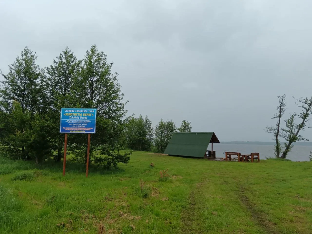 Роскошь природной палитры: турстоянка «Золотистый берег» на песчаном пляже.