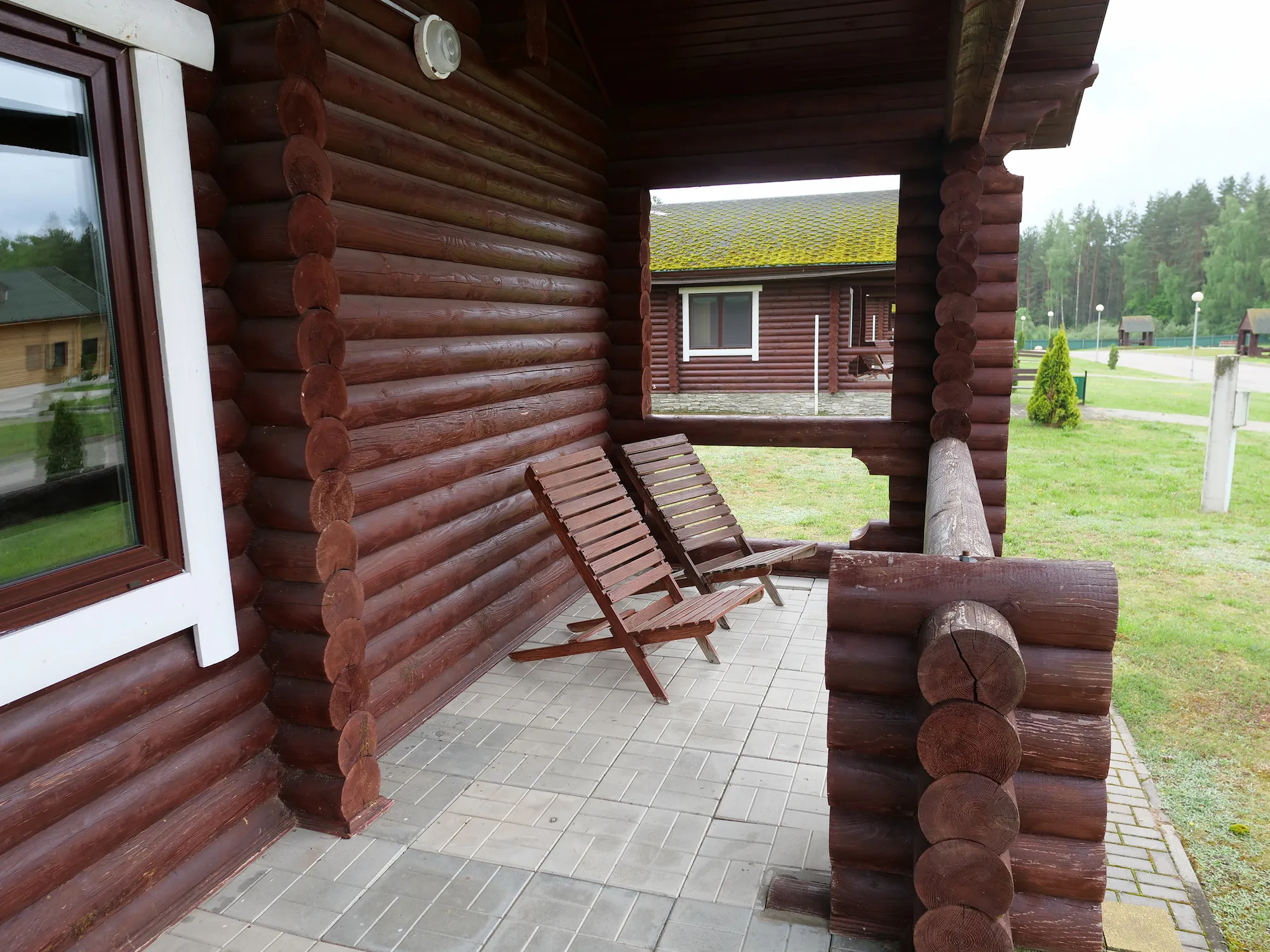 Уголок отдыха в номере: диван, ТВ и холодильник