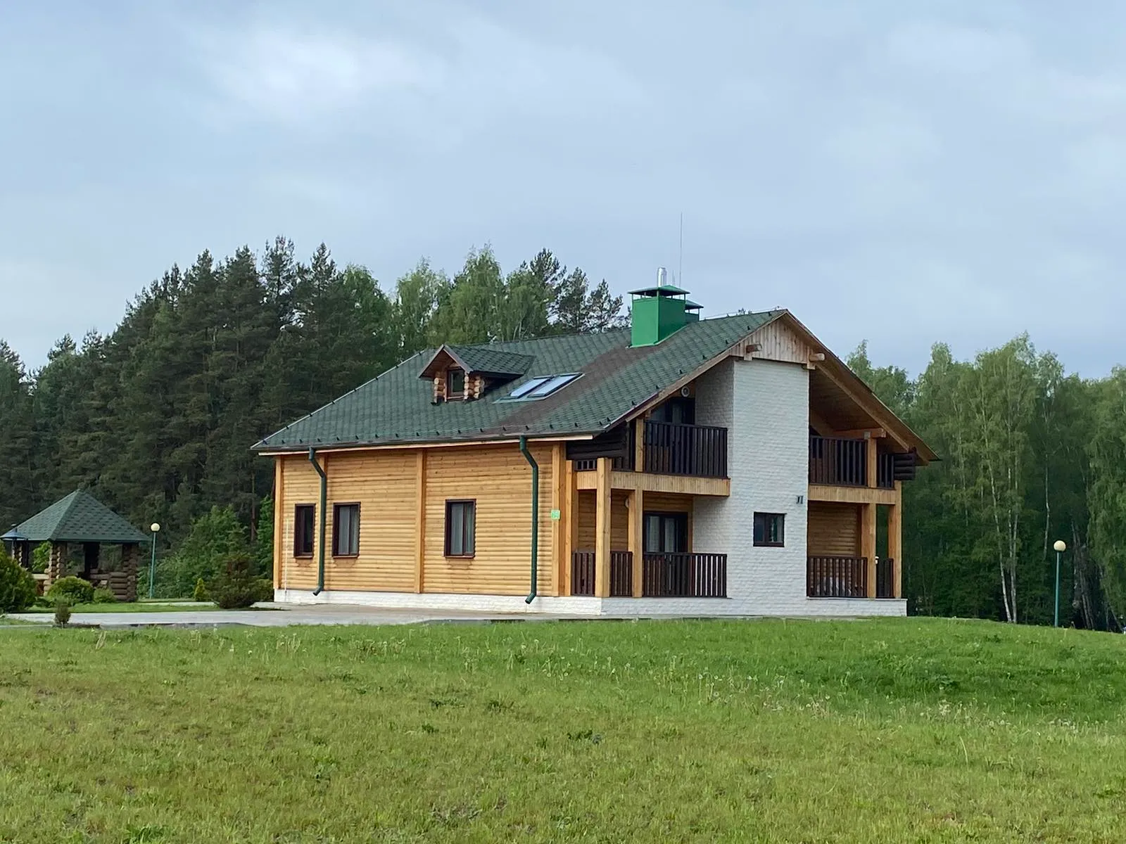 Фасад коттеджа №19 базы отдыха «Леошки» из натурального дерева