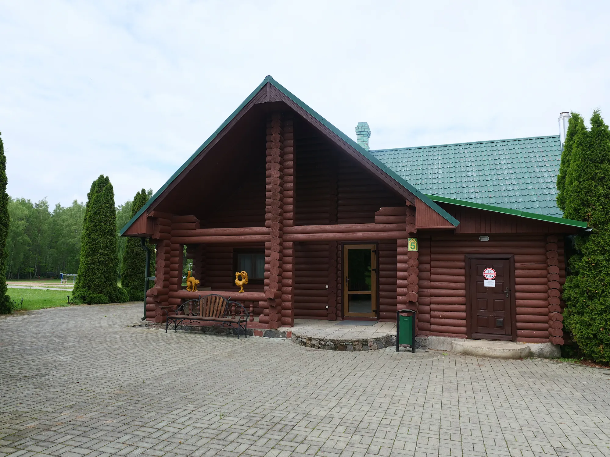 Забронировать уютный коттедж №5 в зеленом обрамлении из туй (база «Леошки»)