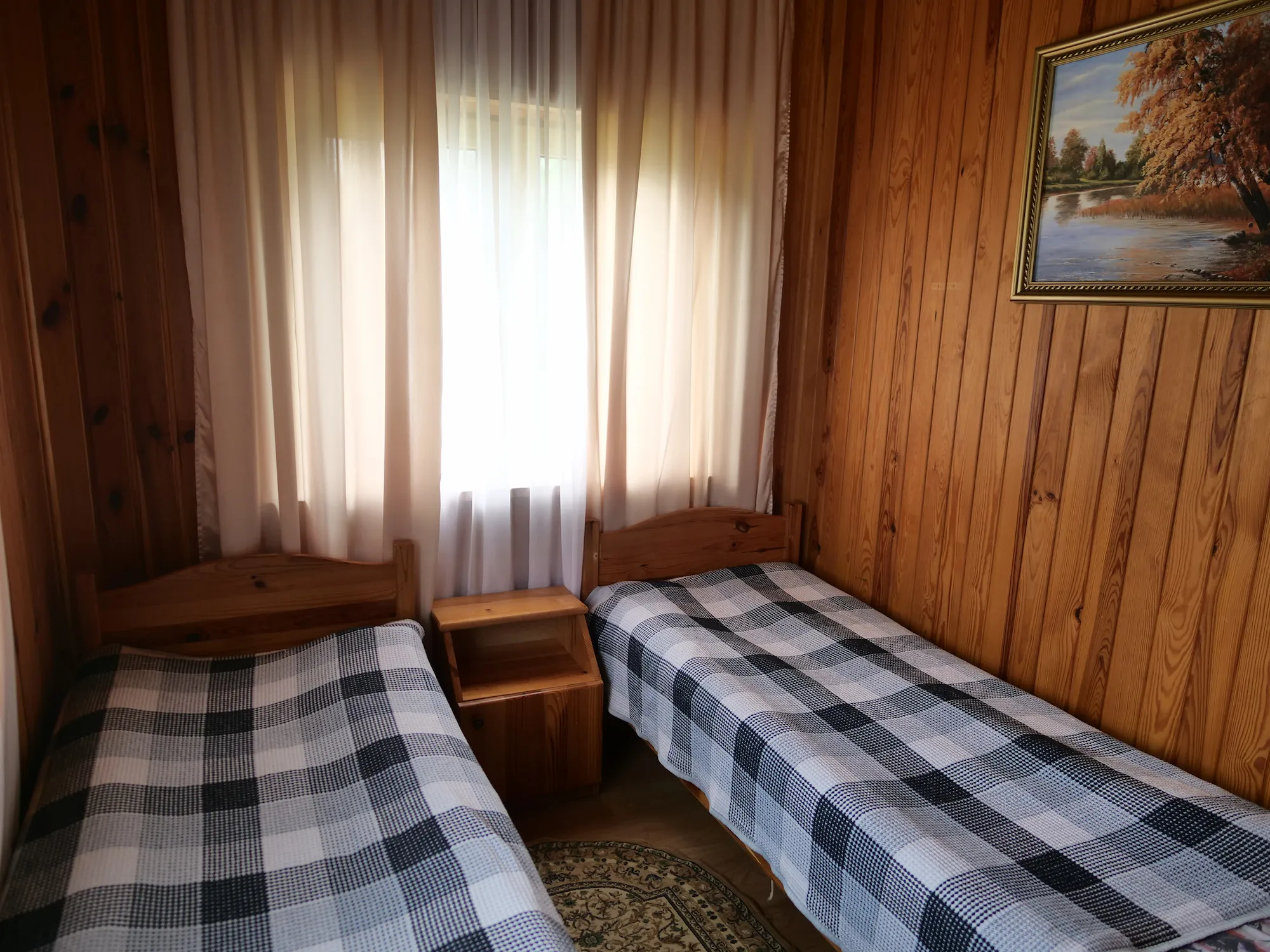 Вторая спальня с двумя односпальными кроватями в семейном коттедже