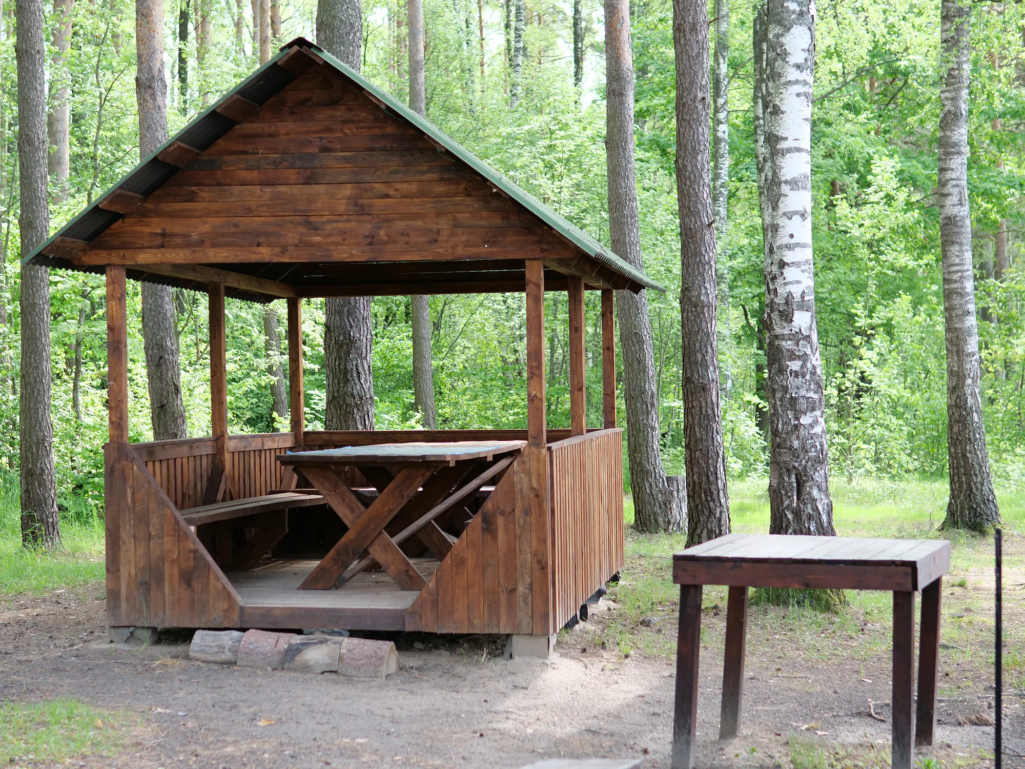 На стоянке «Домик лесника» есть дровяной сарай, колодец-журавль и наблюдательная вышка (или её стилизация)
