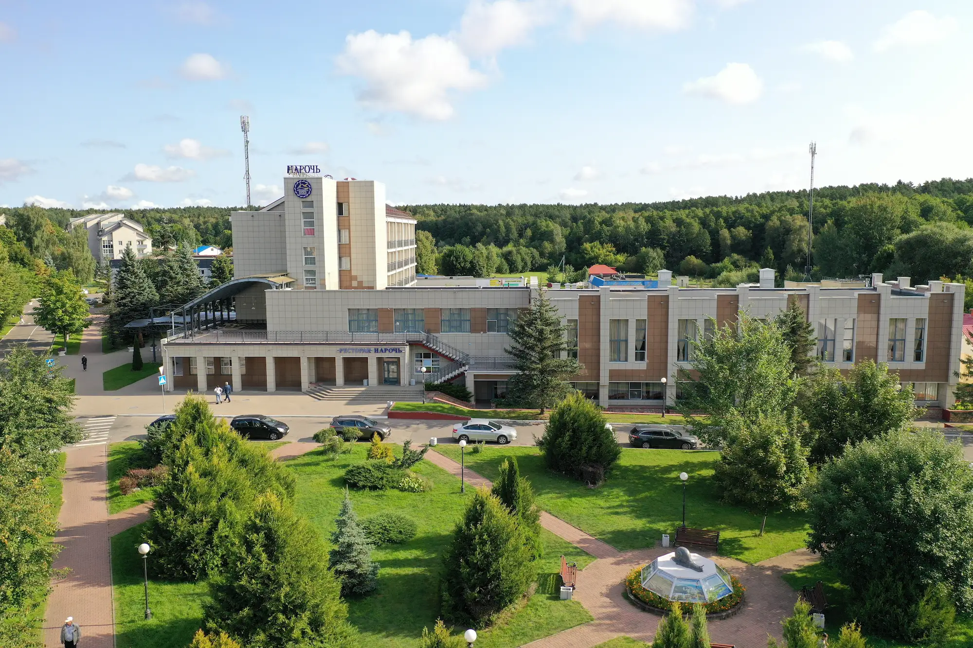 ГК «Нарочь» — развитая инфраструктура для отдыха и бизнеса.
