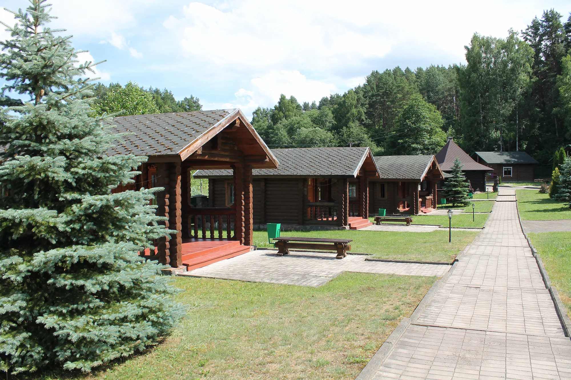 Уютные гостевые домики, утопающие в зелени соснового бора