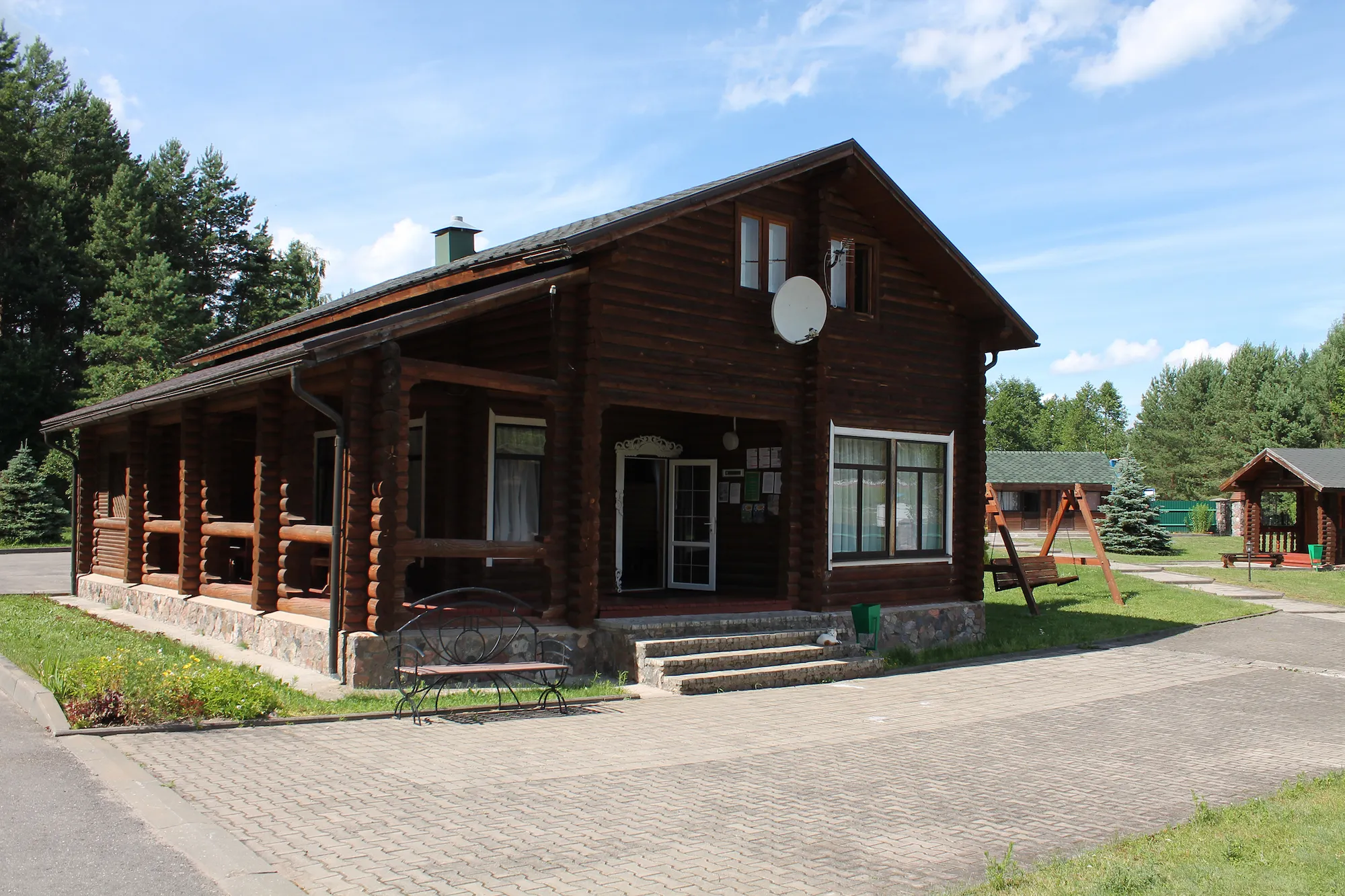 Деревянный коттедж для отдыха с просторной террасой и видом на лес