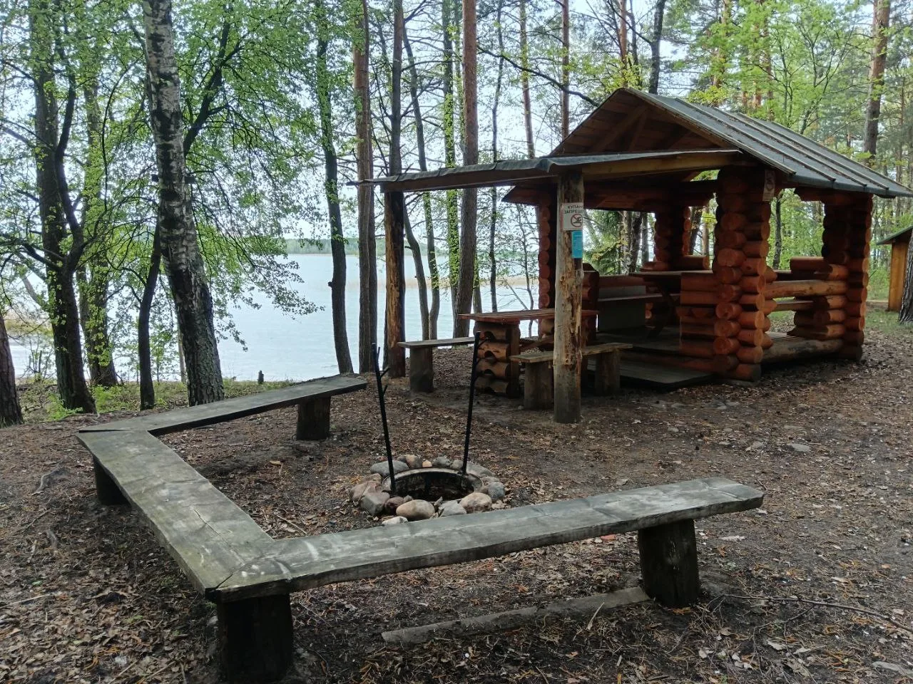 На стоянке «Кирилловка» есть всё необходимое: костровище, навес, дрова и родниковая вода