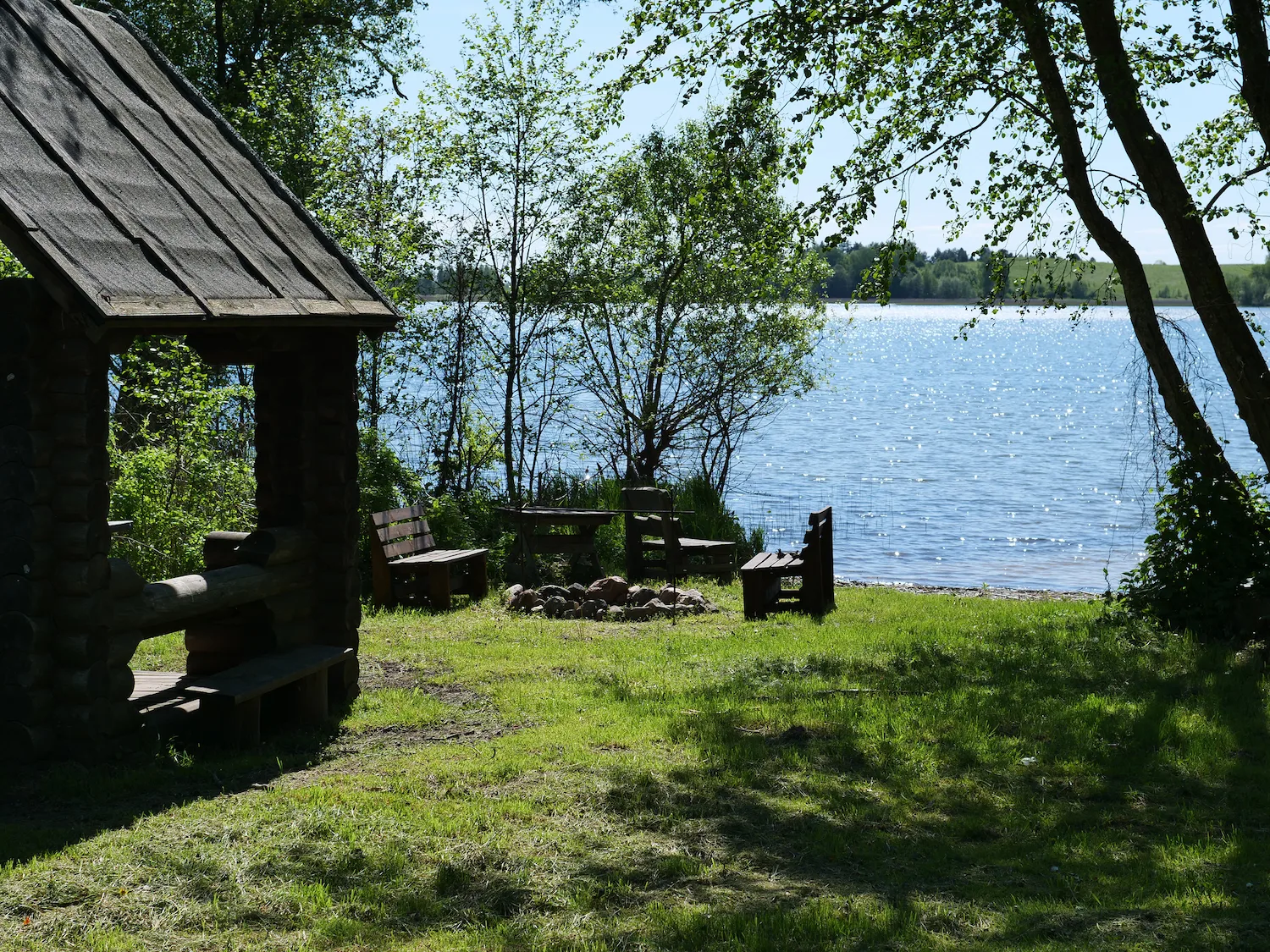 Всё для идеального отдыха: гостеприимная беседка и уютный костёр в окружении лесной тишины