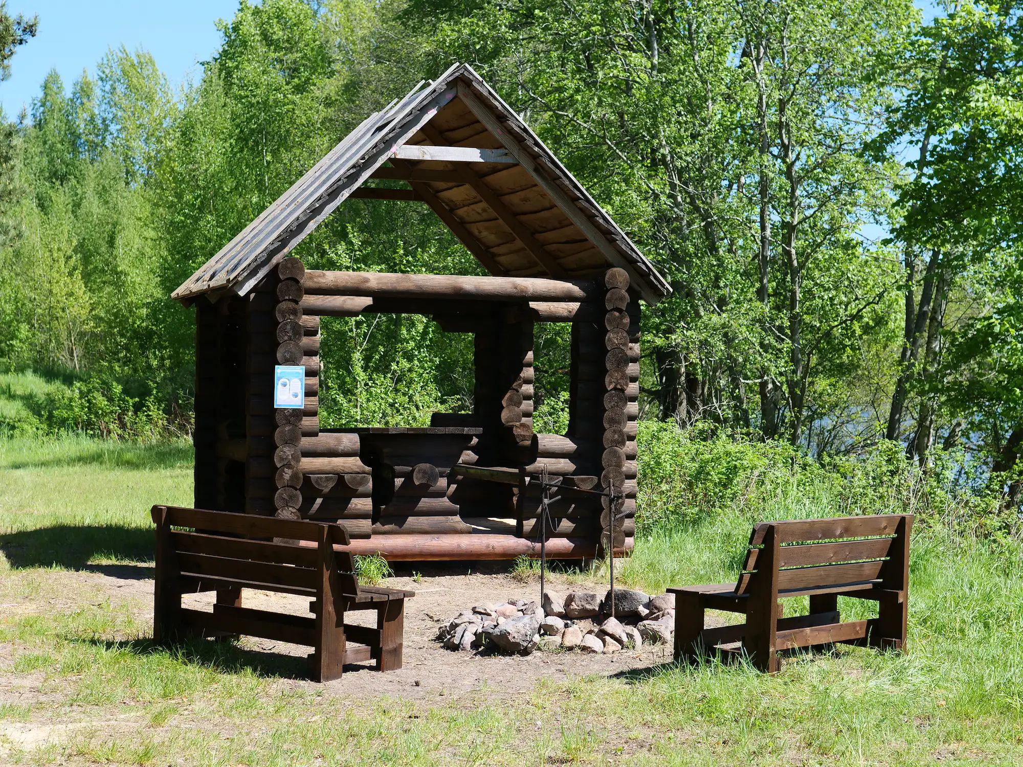 Самое атмосферное место на «Майами» для разговоров: огонь и уютные лавочки