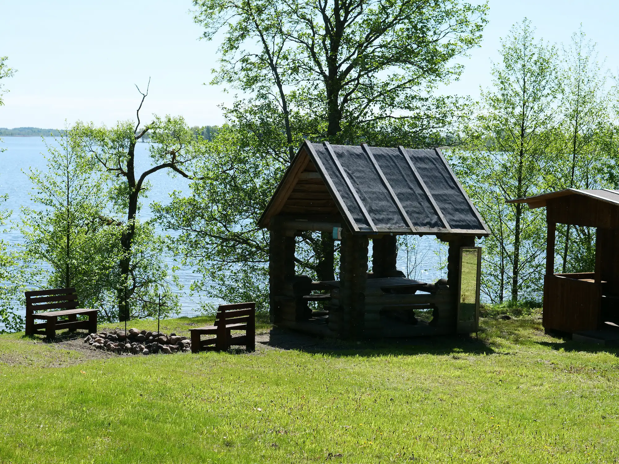 Интерьер домика в стиле тропического минимализма: светлое дерево, белый текстиль и акварельные акценты