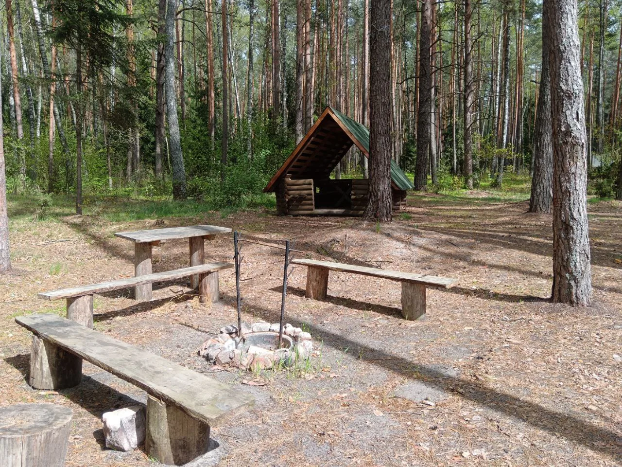 Уютный уголок для вечера у костра: безопасное костровище и удобные лавочки по кругу