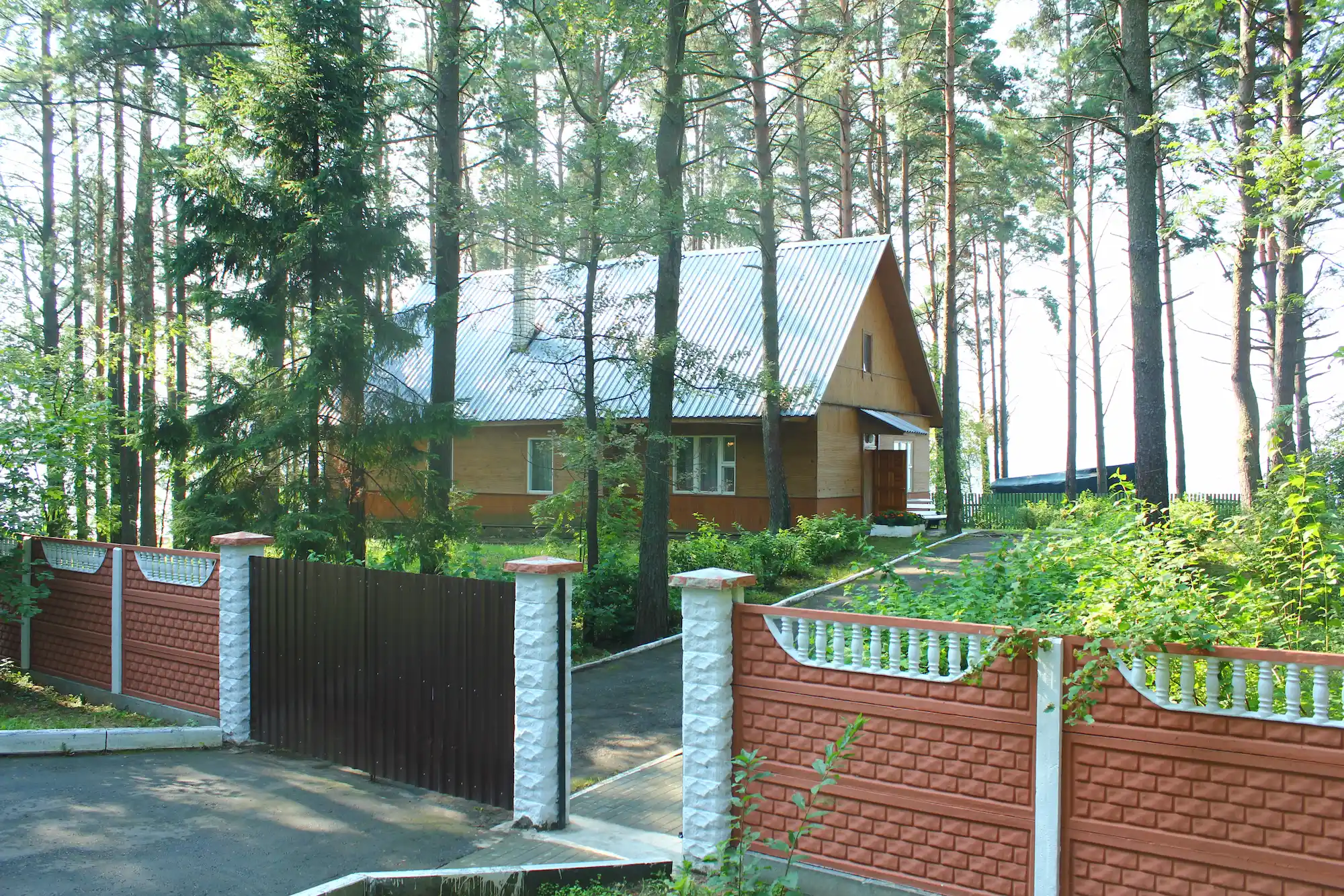 Дом для большой компании или двух семей на берегу озера.