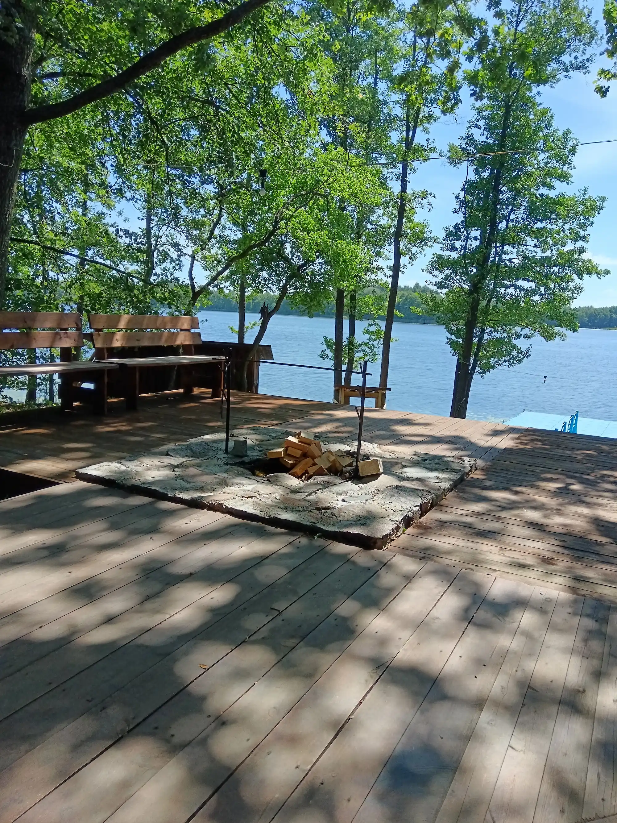 Скамейки для созерцания с видом на озеро на стоянке «Оазис»