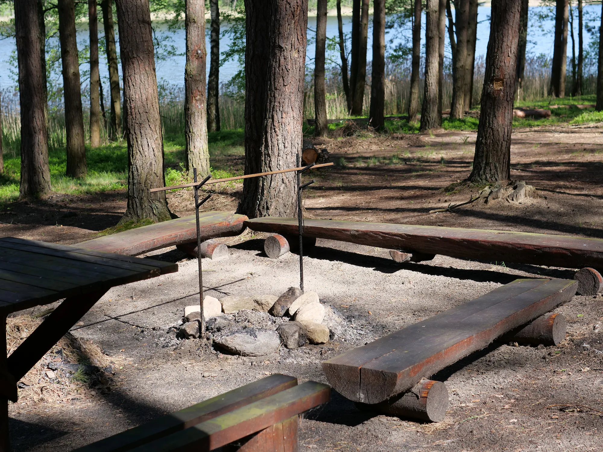 Лавочки, расположенные полукругом вокруг костра — центр вечернего отдыха