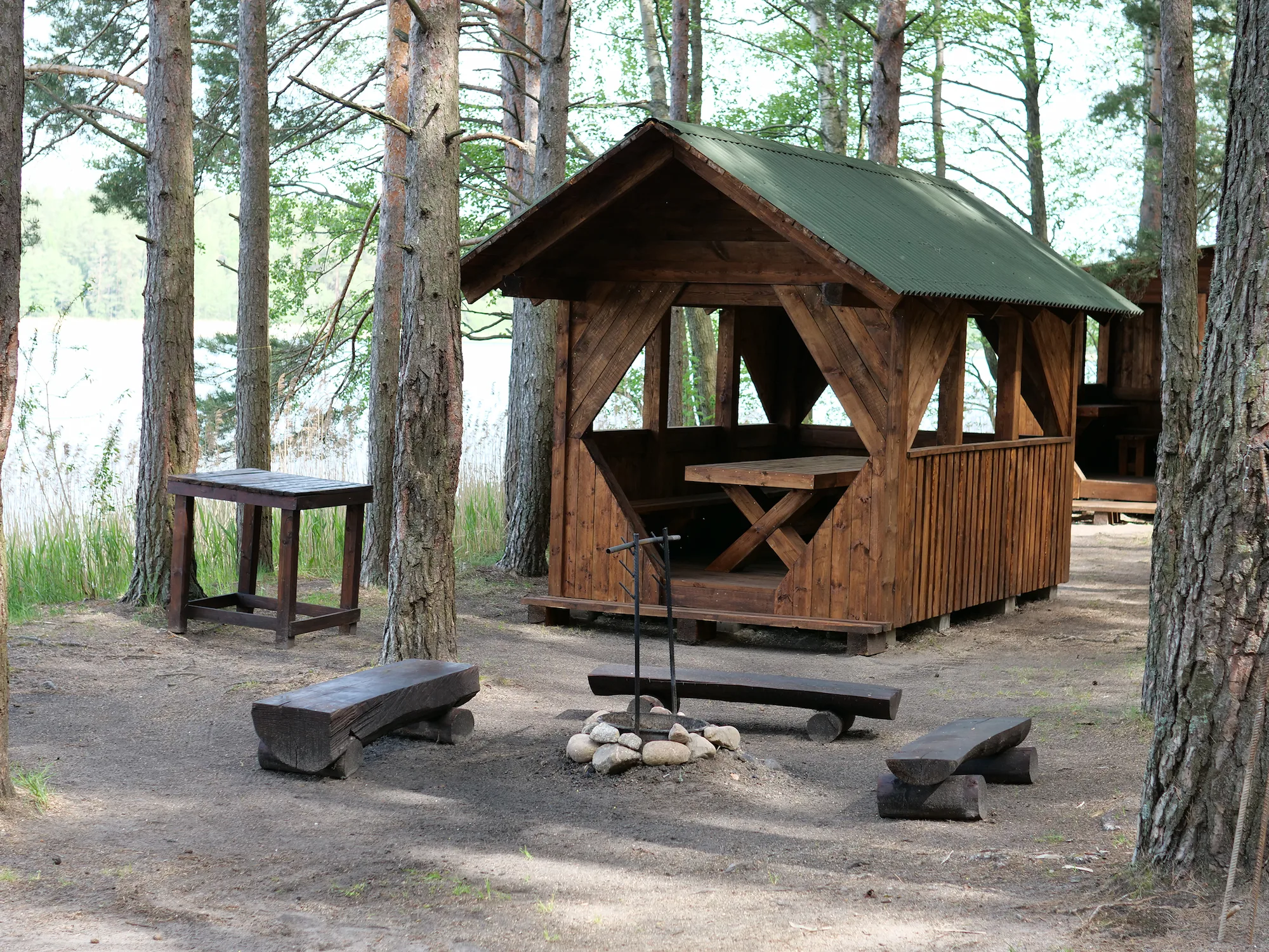 Добро пожаловать на долгожданный «Привал»: оборудованная стоянка для туристов.