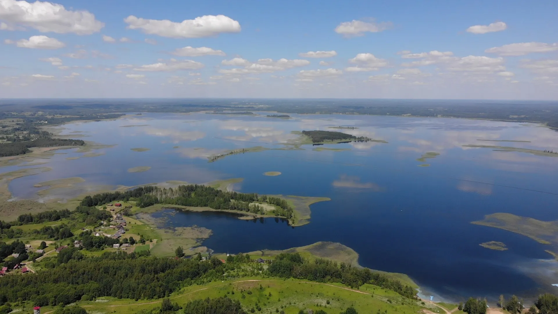 Кристально чистая и прозрачная вода озера Снуды