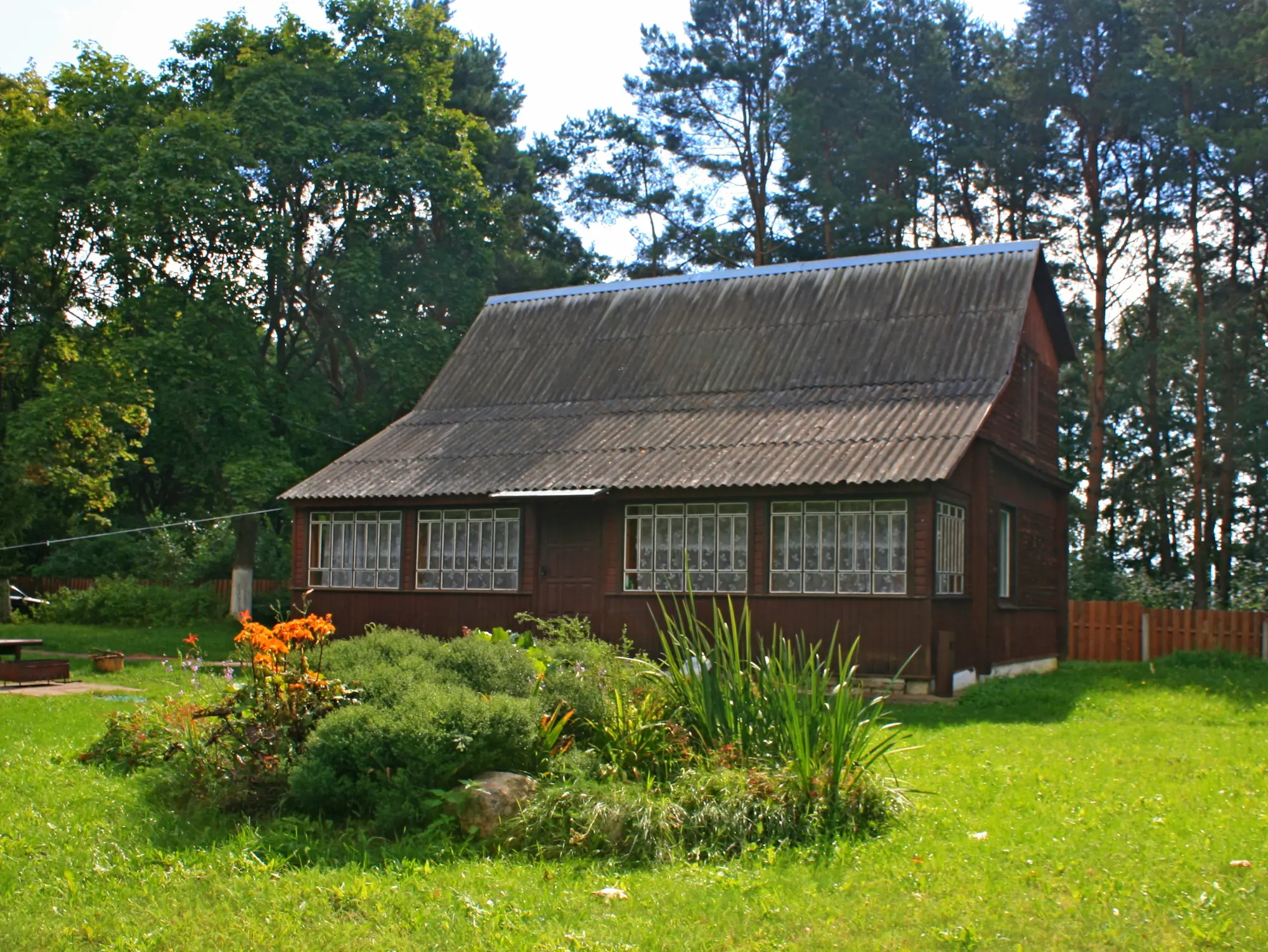 Дом для шашлыков во дворе
