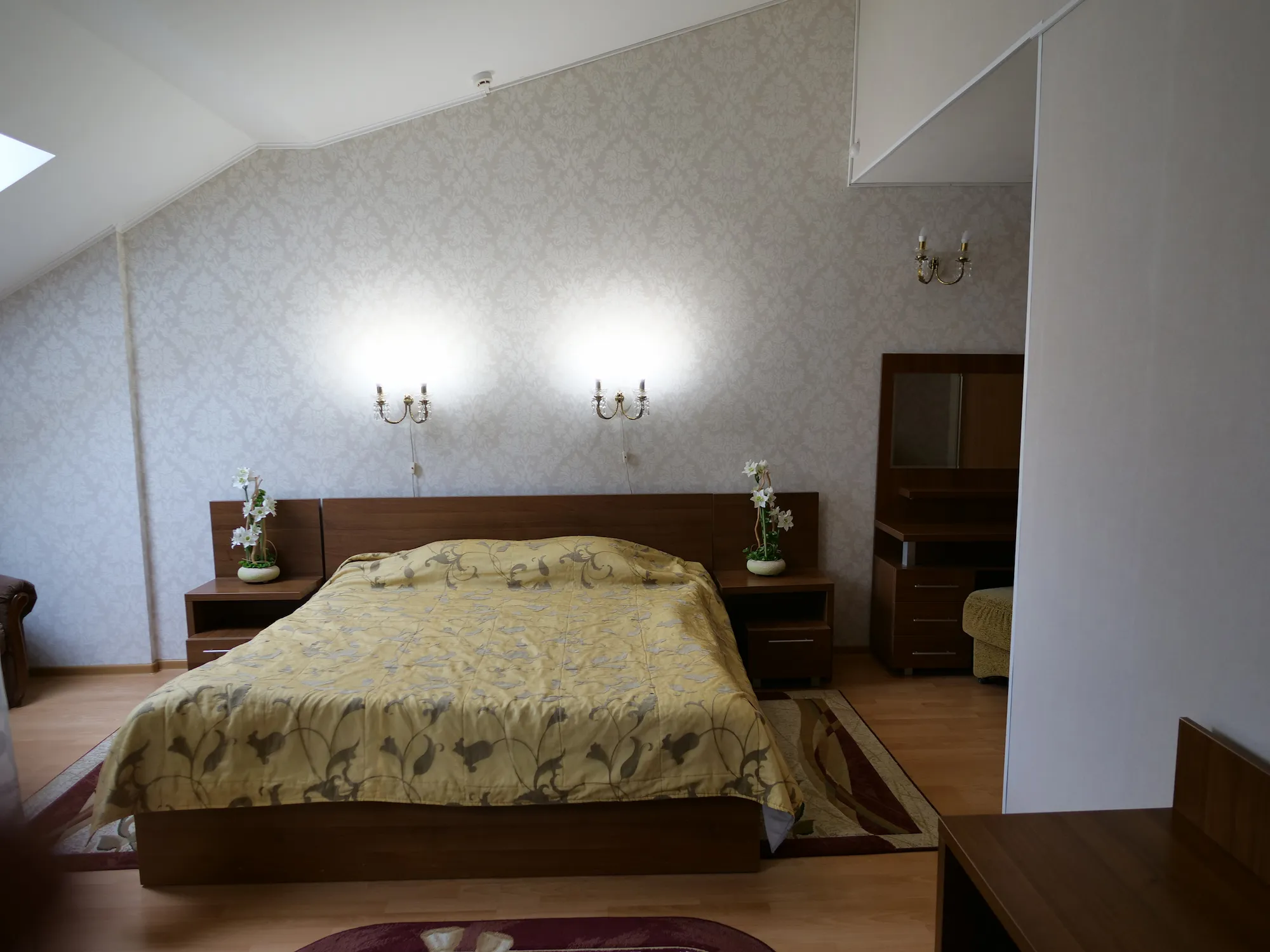 Корпус 2 базы «Дривяты» в зеленой парковой зоне, дорожка к озеру