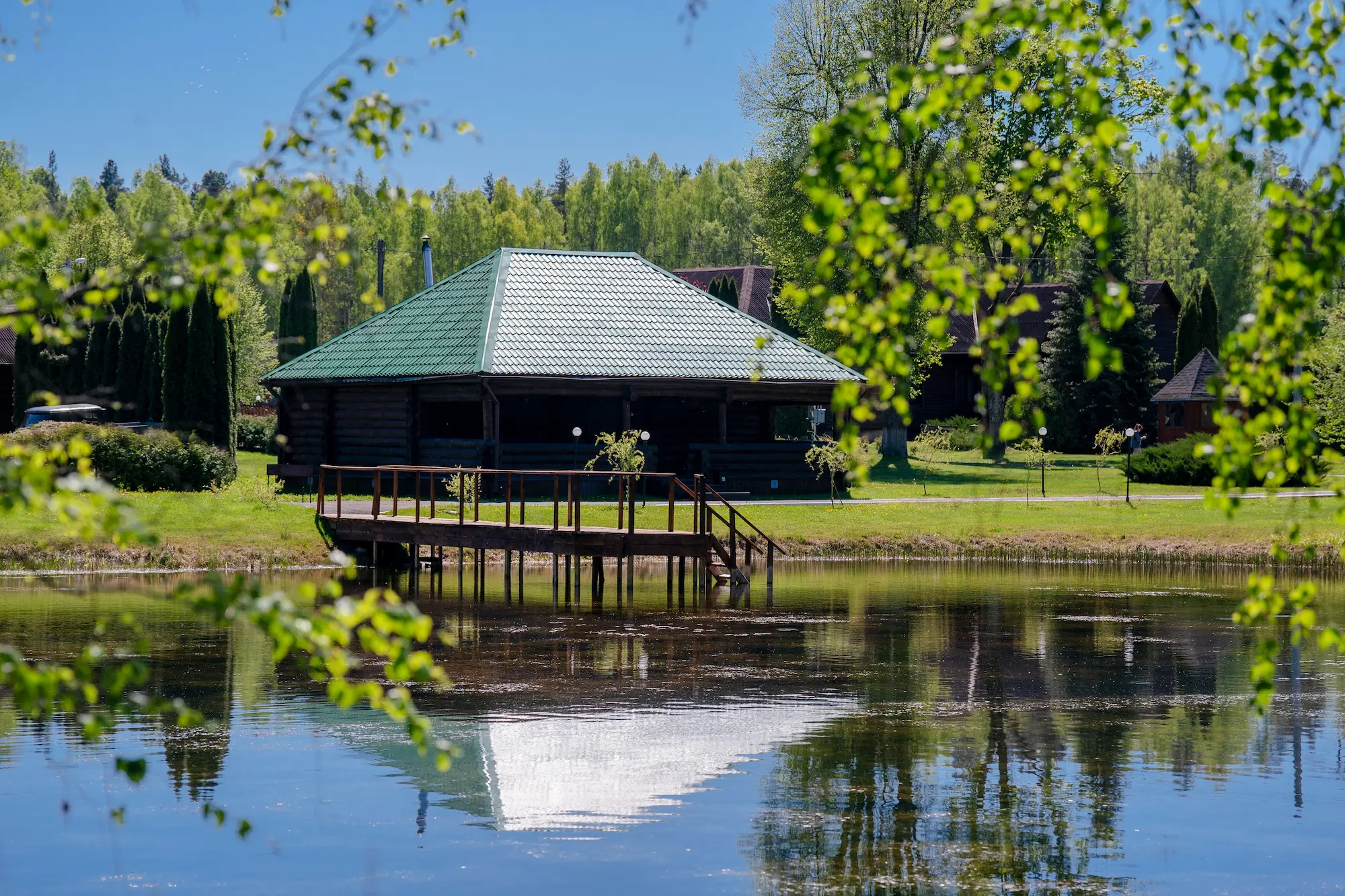 Деревянная баня на фоне природы