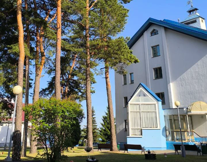 Корпус 2 — главное двухэтажное здание базы отдыха «Дривяты» у озера