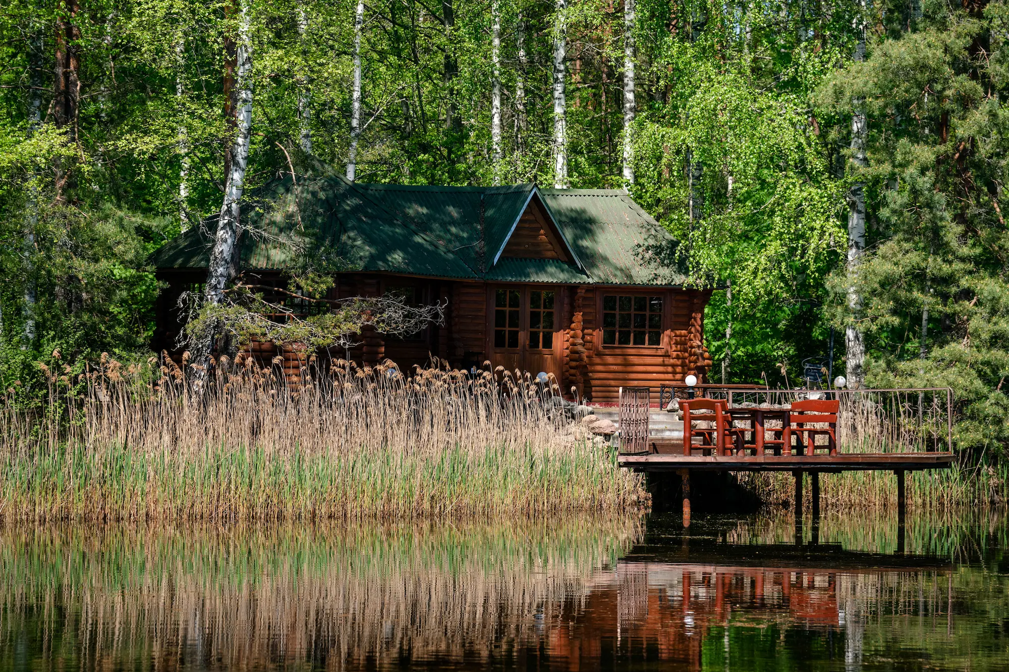 Беседка для трапез у пруда на территории загородного комплекса