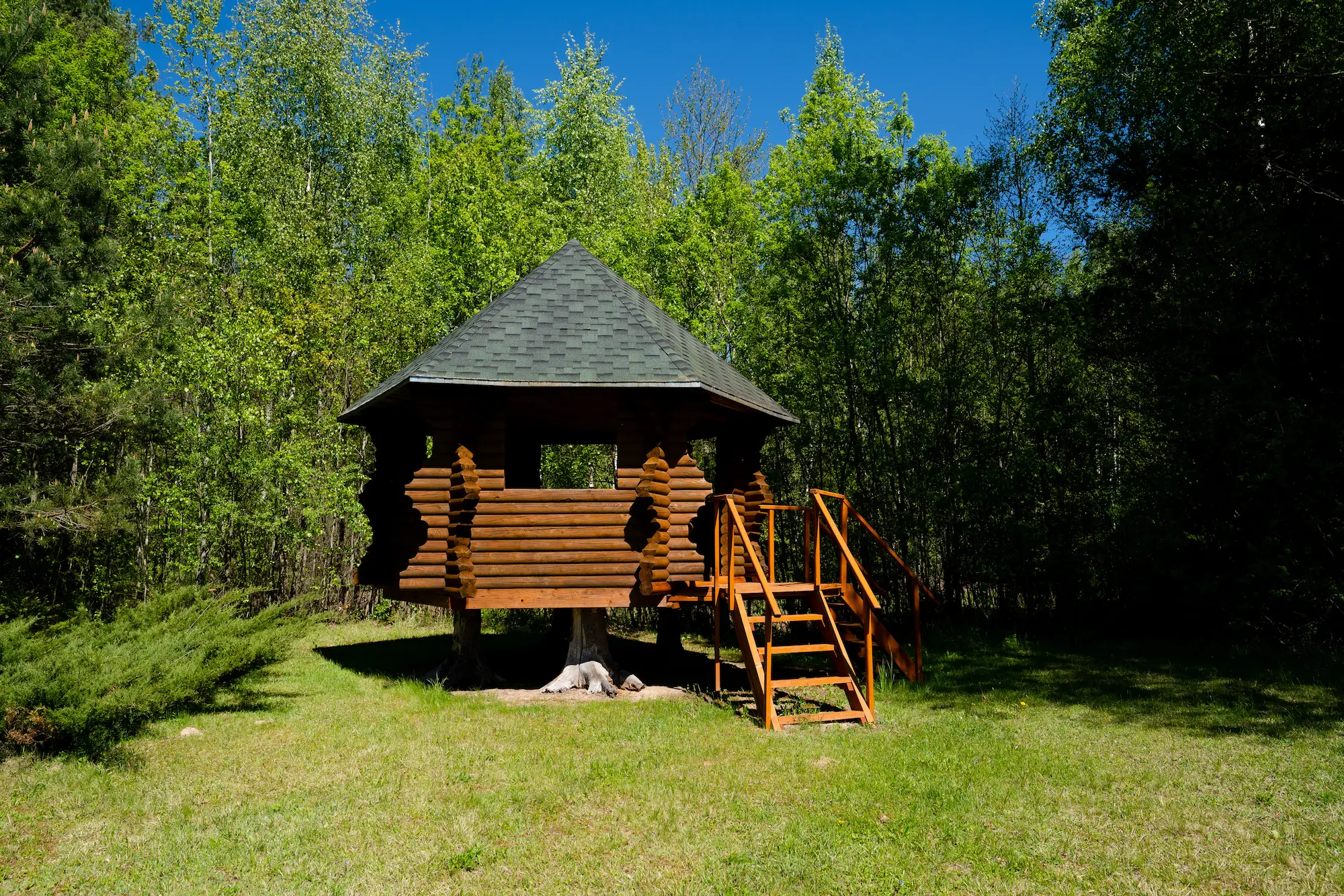 Беседка на единственной опоре в центре