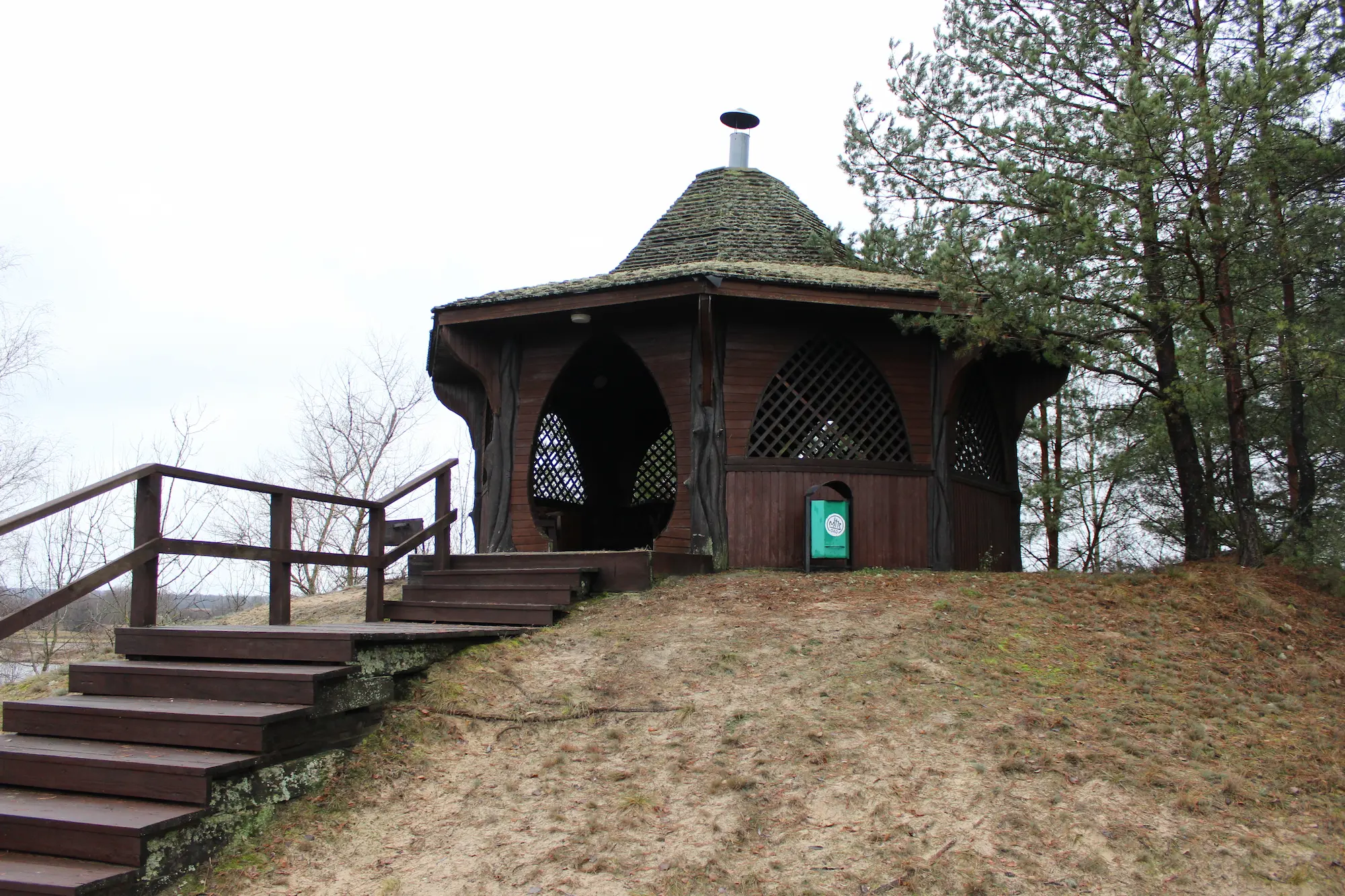 Беседка с встроенным мангалом, столешницей для приготовления и местом для хранения дров