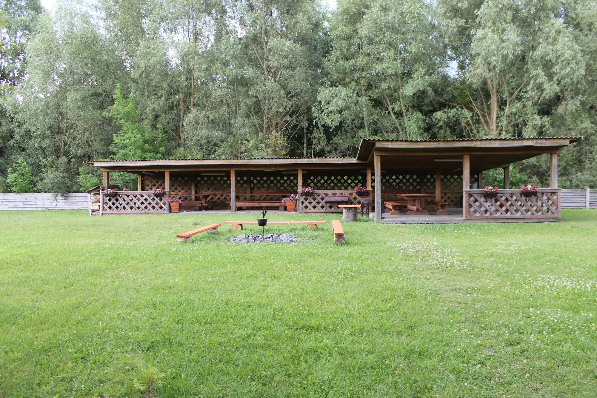 Крытая беседка с поликарбонатной кровлей, защищающей от дождя и пропускающей мягкий свет