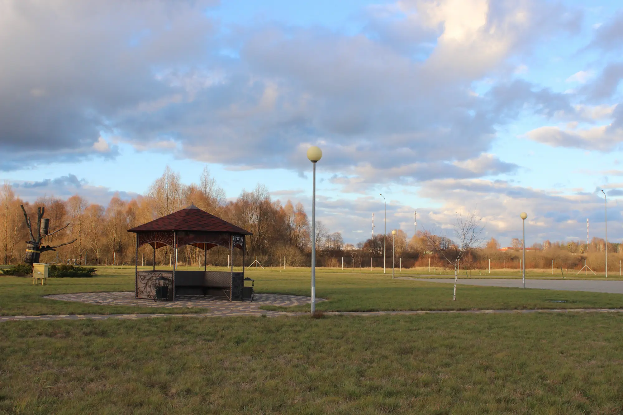 Садовая беседка в зоне «Дворянской усадьбы» музея под открытым небом.