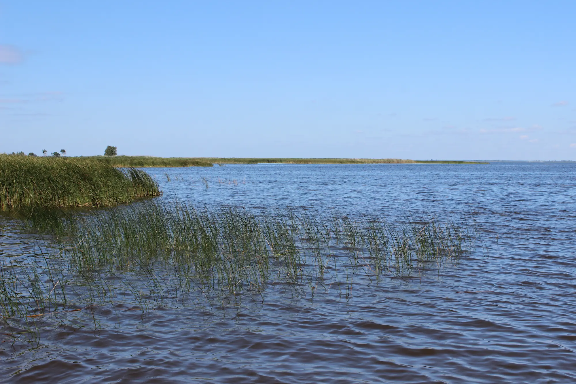 Озеро Червоное — красивое озеро с водой, отливающей медным оттенком на закате.