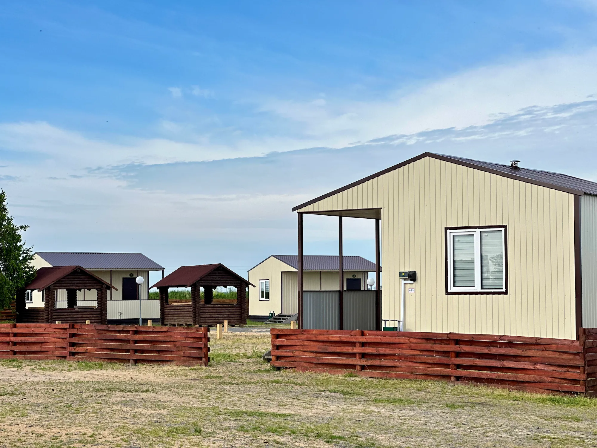 Деревянные домики для отдыха среди леса или у воды.