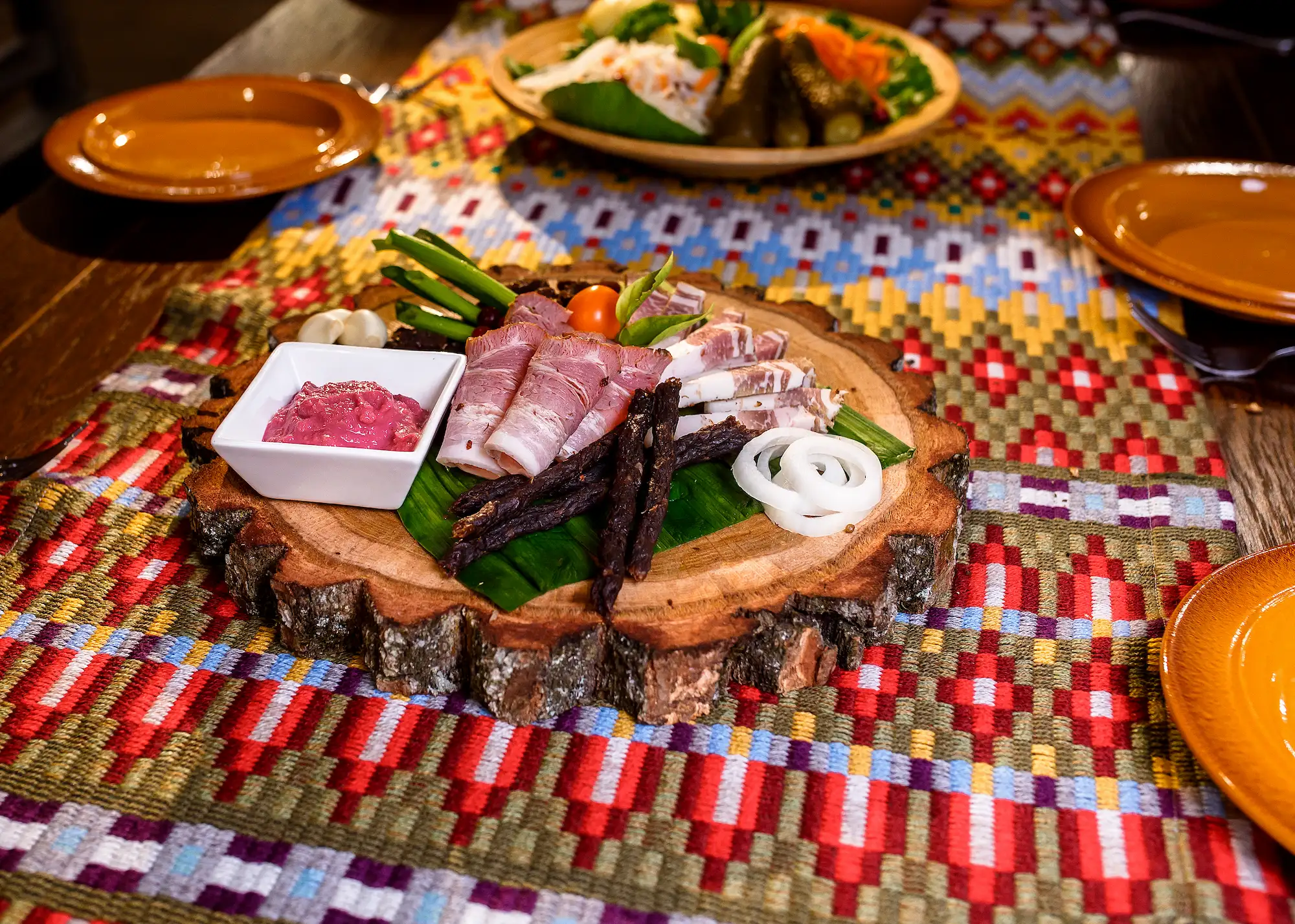 Ассорти из различных видов мясных деликатесов.