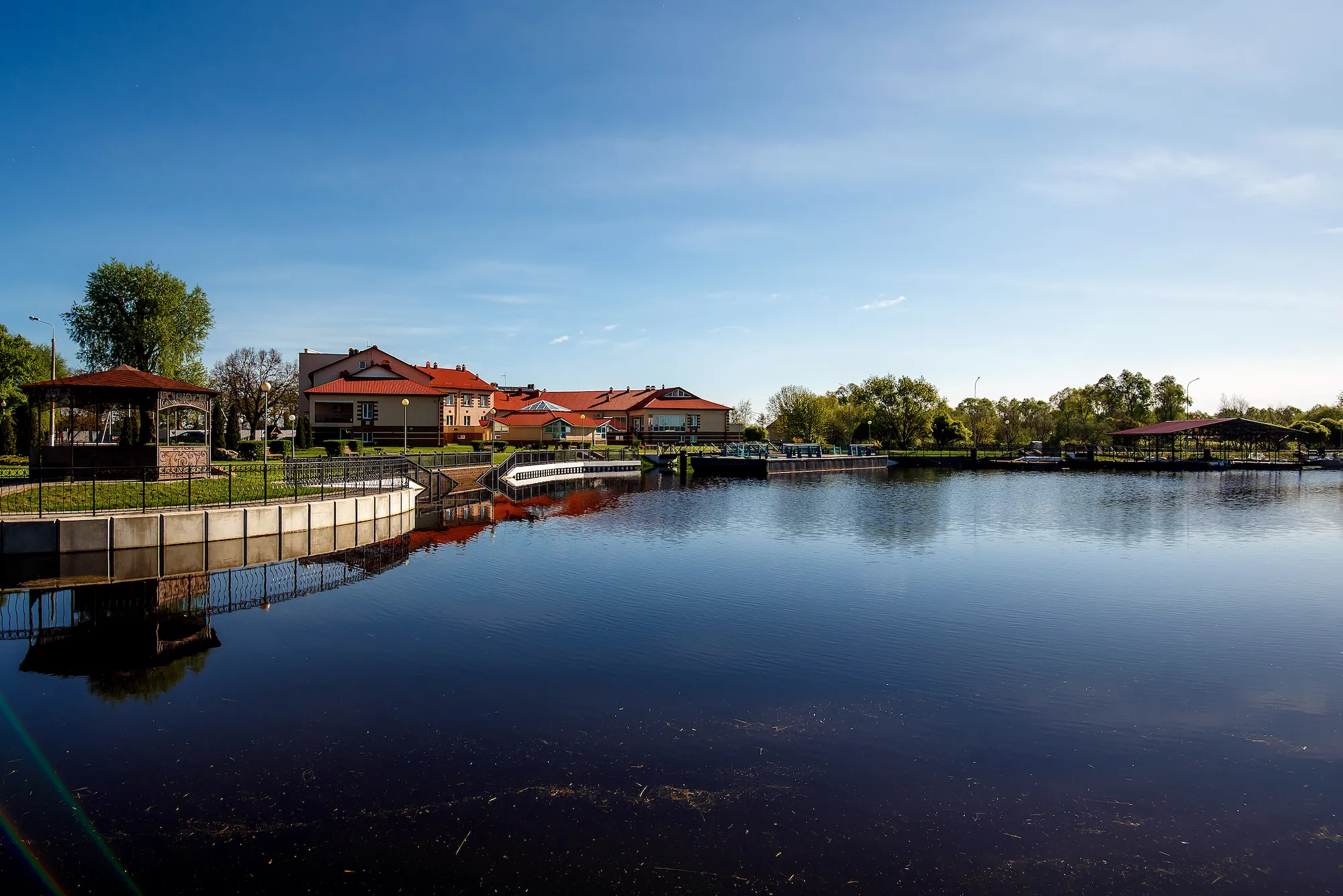 Фото гостевых домиков и реки Припять — уникальное предложение размещения у воды