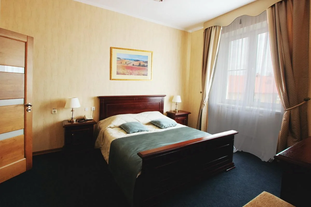 Номер с одной большой кроватью.