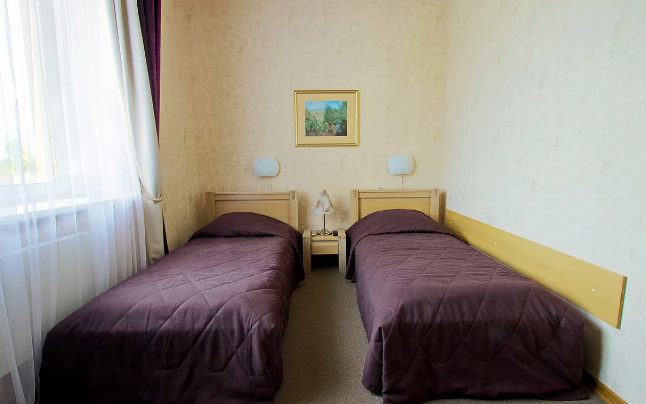 Номер на двоих в гостинице.