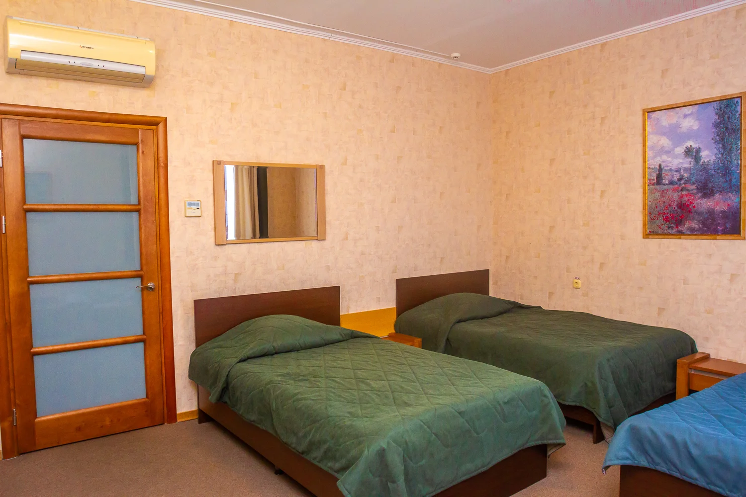 Лучший выбор для семьи: номер на троих с завтраком и видом на воду