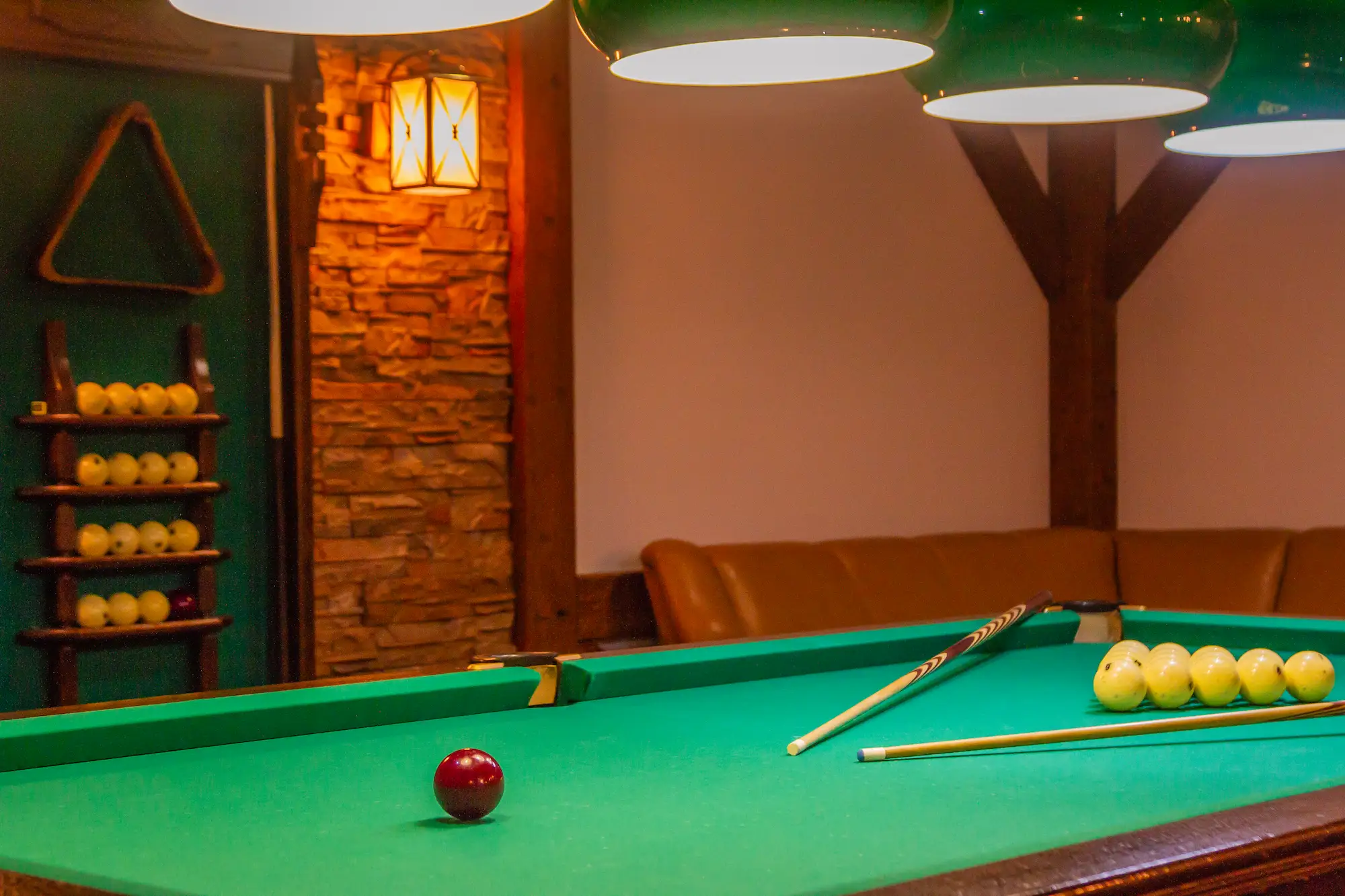 Зона азарта и веселья: где можно сыграть в пул или бильярд с друзьями