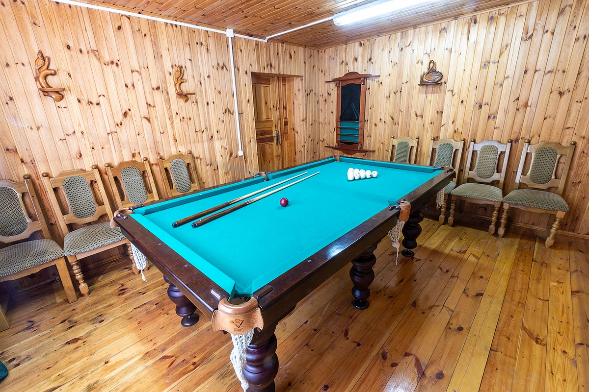 Полный комплект аксессуаров: профессиональные кии, шары, треугольники, мел