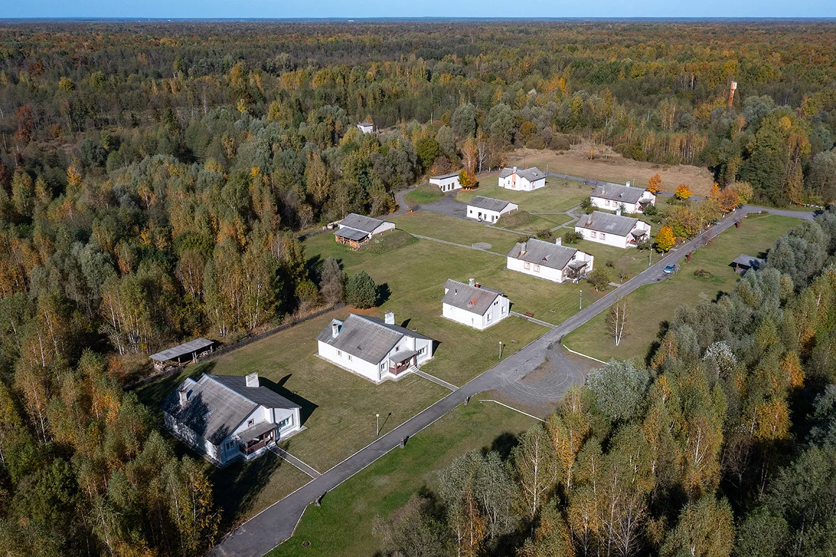 Вид с высоты (аэрофотосъемка) на гостевые домики туристического комплекса.