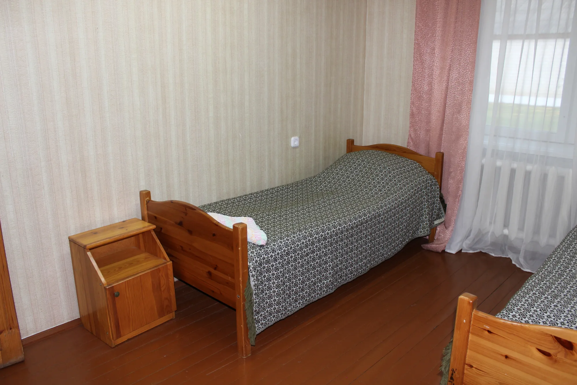 Спальня для двух человек с односпальными кроватями.